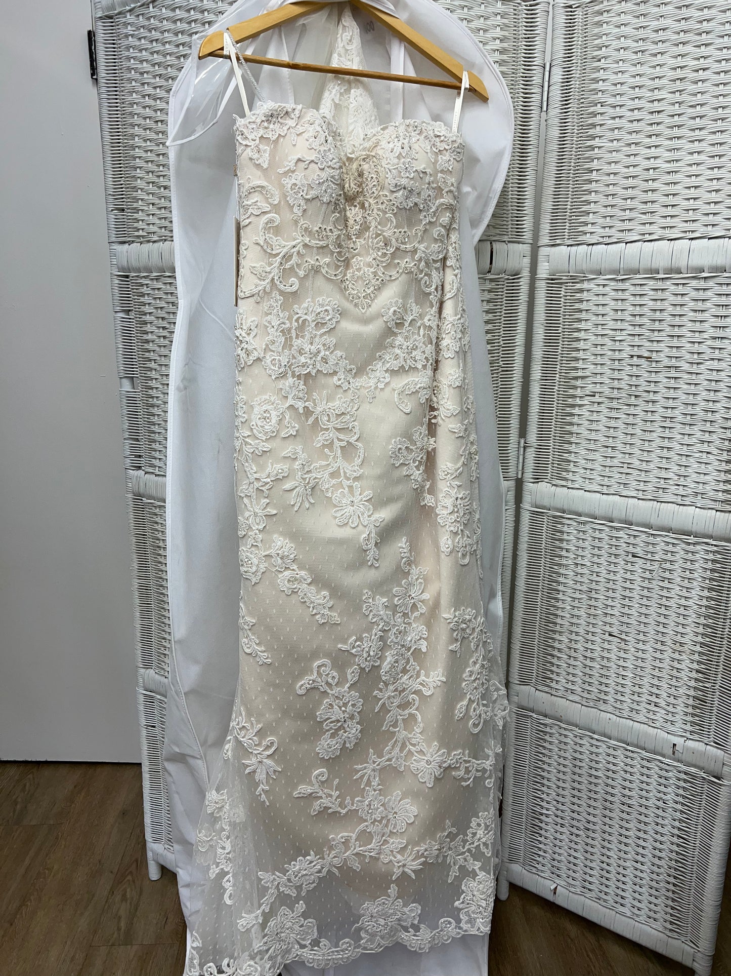 Casablanca Bridal Gown, 1975, Color CIS, Size 38 1/2 x 31 (12)